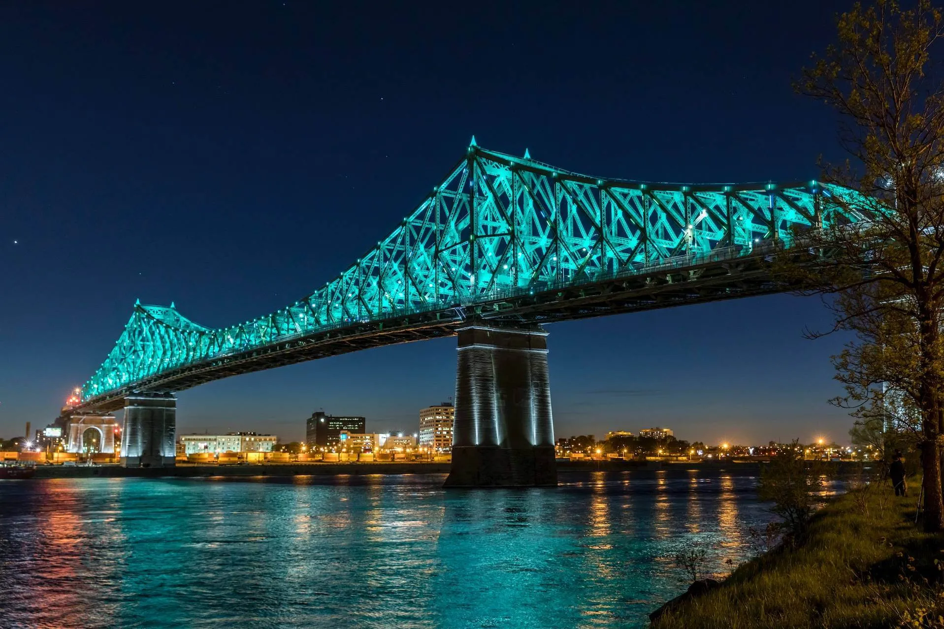 worm's-eye view of bridge
